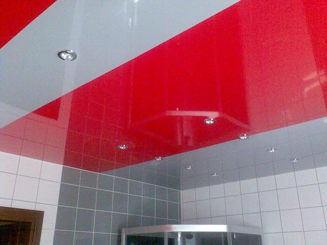 Красный полосатый комбинированный натяжной потолок в Гомеле