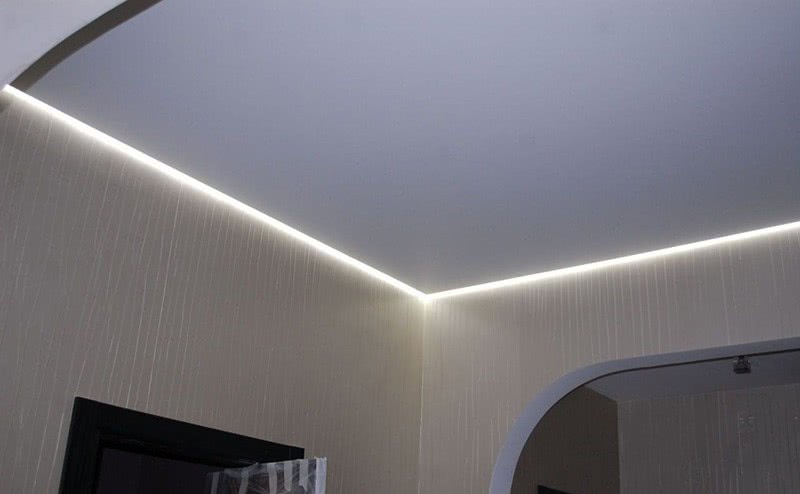 Белый парящий потолок со светодиодной лентой по периметру