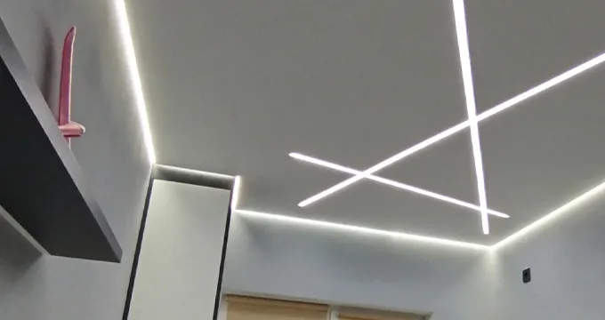 Пример готовой потолочной отделки в комнате по улице Огоренко в Железнодорожном районе