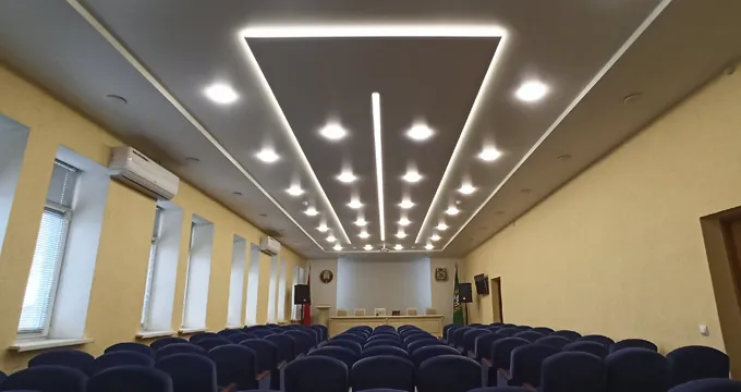 Установка профессионального потолка со светодиодами в конференц-зале по улице Шилова